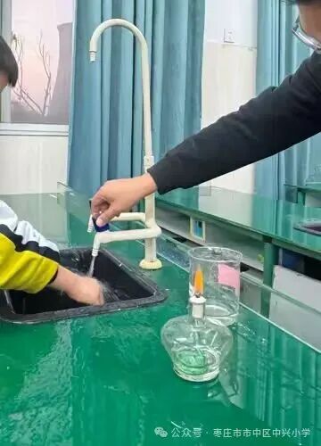 简篇-中兴小学开展实验室消防安全演练,筑牢校园安全“防火墙”